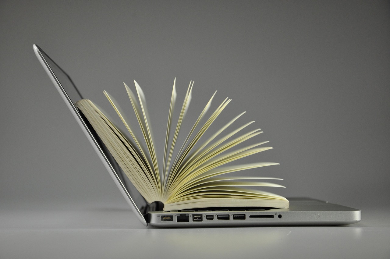 KI analysiert Bücher in futuristischer Bibliothek