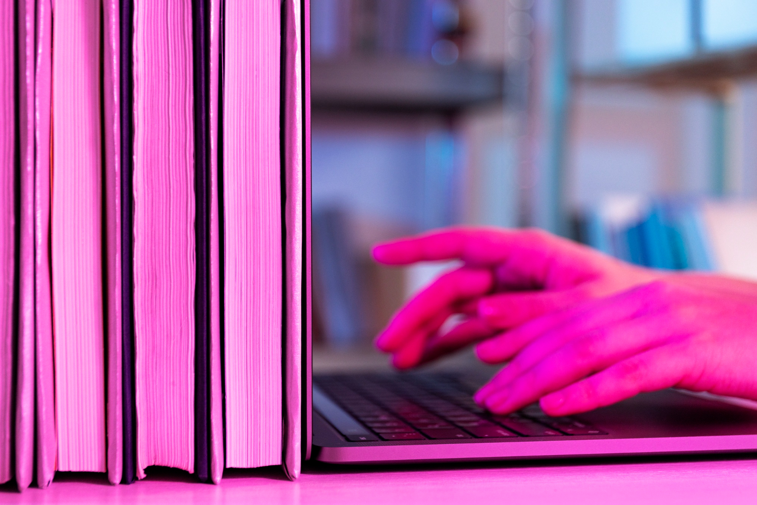 Autor schreibt mit KI-Unterstützung, kreative Zusammenarbeit